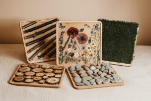 naturalna jesienna leśna ścieżka sensoryczna dla dzieci Hajo Kids