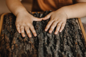 dziecko dotyka panel sensoryczny kora