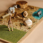 sensoryczna makieta tematyczna safari, makieta safari, taca tematyczna safari afryka, makieta afryki dla dzieci, sensobox, small world afrika for kids