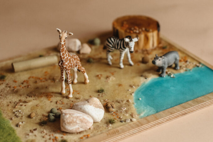 Sensoryczna makieta tematyczna afryka, taca tematyczna safari, small world afryka, panel tematyczny afryka dla dzieci, safari dla dzieci, makieta do zabawy figurkami, sensobox