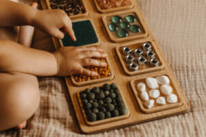 dziecko bawi się panelami sensorycznymi od Hajo Kids