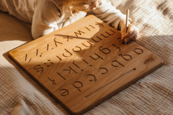 drewniane litry, drewniany alfabet, żłobiony alfabet, tablica grafomotoryczna, nauka liter, problem z pisaniem liter, tablica grafomotoryczna alfabet, drewniany alfabet