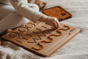 drewniana tablica grafomotoryczna, zabawki sensoryczne, tabliczki grafomotoryczne , drewniane zabawki, tablice do koordynacji bilATERANEJ