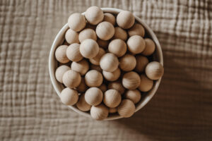 Sensoryczne dodatki , kulki drewniane, filcowe, ziarna do wysypywania, liczenia itd, bukowe kulki 20 mm, bukowe kulki 2 cm, kulki z litego drewna bukowego