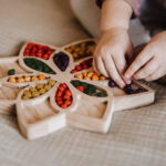 Zabawka sensoryczna z kwiatami Interaktywna wysypywanka kwiatowa Edukacyjna wysypywanka z motywem kwiatowym Zabawka z drewnianymi kwiatami do wysypywania Wzorzysta wysypywanka sensoryczna z kwiatami Kwiatowy zestaw sensoryczny do zabawy Interaktywna zabawka z kwiatami do wysypywania Wysypywanka kwiatowa wspierająca rozwój sensoryczny Zestaw sensoryczny z kolorowymi kwiatami do eksploracji Zabawka edukacyjna z kwiatami do rozwijania zmysłów wysypywanka kwiat, sensoryczny kwiat, kolorowanka sensoryczna kwiat, sensoryczna mandala, zabawki montesori, pomoce edukacyjne dla przedszkola, sensoryczne zabawki do przedszkola, sensoryczne pomoce dla przedszkola, sensoryka w przedszkolu, pomoce na sensoryczne zajęcia