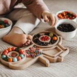 Sensoryczna wysypywanka traktor, sensoryczny traktor, drewniany traktor, wysypywanki sensoryczne, sensoryczne wysypywanki, kolorowanki sensoryczne, traktor dla dziecka, zabawka sensoryczna traktor, drewniana zabawka traktor, traktor do wysypywania, pomoce sensoryczne, pomoce edukacyjne, sensoryczne zabawki dla chłopca, sensoryczne zabawki na dzień dziecka, sensoryczne zabawki pod choinkę , zabawka sensoryczna na mikołaja