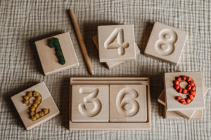 drewniane cyfry i tabliczka do nauki liczenia