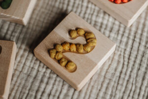 Drewniane cyfry wypełnione kolorową ciecierzycą 