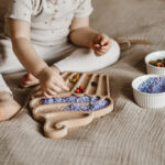 Drewniana babeczka senoryczna do wysypywania kolorowym ryżem lub ciecierzycą