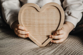 Drewniane serce sensoryczne do zabaw sensorycznych z dzieckiem