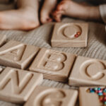 drewniany sensoryczny alfabet