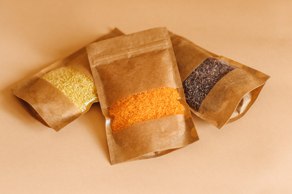 ryż kolorowy do wysypywania, ryż do zabaw sensorycznych, jak barwić ryż