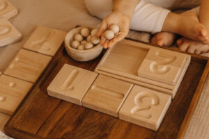 drewniane cyfry i znaki matematycze do nauki liczenia