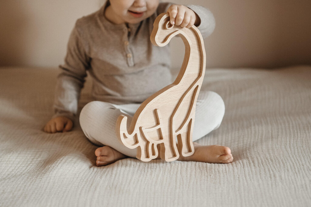 drewniany diplodok, drewniany dinozaur, dinozaur dla dziecka, drewniany diplodok, sensoryczna kolorowanka, drewniana wysypywanka, sensory tray diplodok, sensory tray for children