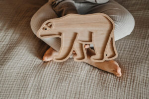 drewniany niedźwiedź, sensoryczna wysypywanka, kolorowanka sensoryczna niedźwiedź, zabawki sensoryczne, pomoce sensoryczne, sensoryczny niedźwiedź