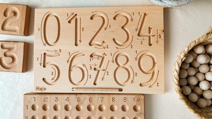 drewniane cyfry, żłobione cyfry, pomoce sensoryczne, tablica grafomotoryczna, sensoryczne zabawki, pomoce dydaktyczne