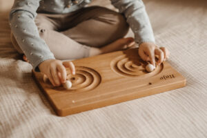 Drewniana tablica grafomotoryczna do koordynacji bilateralnej Hajo Kids