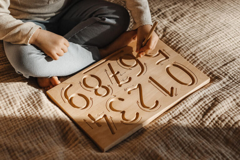 tablica grafomotoryczna drewniana, sensoryczne zabawki, pomoce sensoryczne do nauki matematyki, pomoce dydaktyczne matematyka, żłobione cyfry , wyposażenie placówek, logopedzi, pomoce dla logopedy,