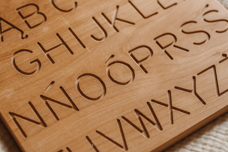 alfabet grafomotoryczny, tablica grafomotoryczna, drewniane żłobione litery. grafomtooryczne tablice, drewniany alfabet, żłobiony alfabet