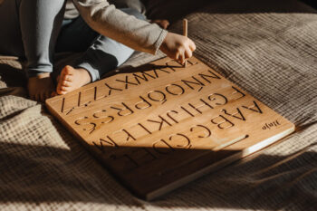 tablica grafomotoryczna, drewniany alfabet drukowany