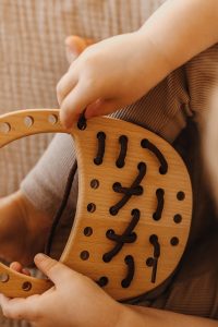 Kooerdynacja ręka-oko w zabawie w przeplatanie