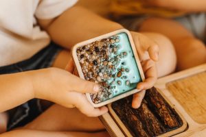 Naturalne zabawki sensoryczne dla dzieci inspirowane lasem i naturalnymi wypełnieniami z lasu