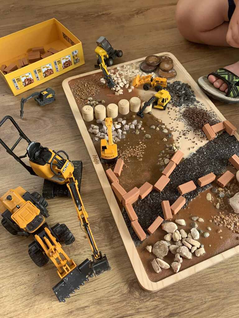 Drewniana makieta sensoryczna plac budowy – zabawka Montessori dla dzieci
