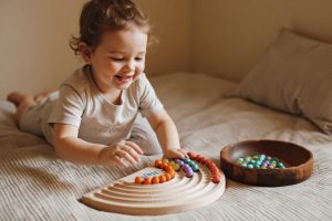 Drewniana zabawka sensoryczna Montessori z kolorowymi kulkami dla dziecka