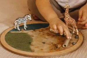 10 Zabaw Sensorycznych Wspierających Rozwój Dziecka w Domu
