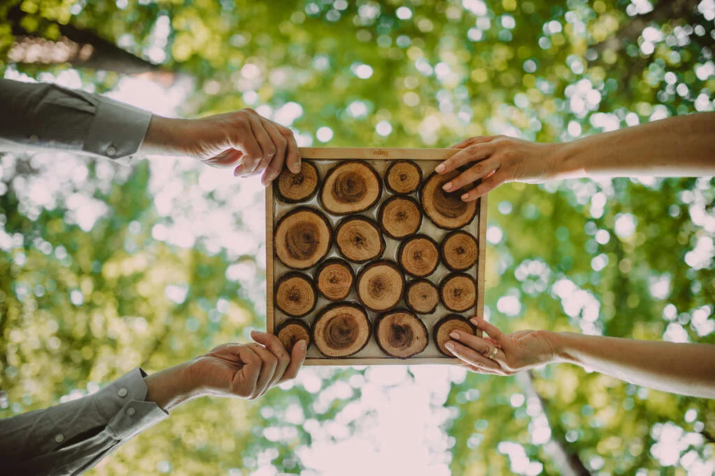 rodzice trzymają naturalny panel sensoryczny Hajo kids