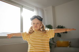 Dziecko ćwiczy równowagę z zabawkami sensorycznymi Montessori Hajo Kids