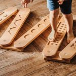 Drewniana równoważnia sensoryczna Montessori – dziecko ćwiczy równowagę i integrację sensoryczną