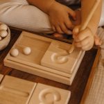 dziecko uczy sie liczyć metodą montessori