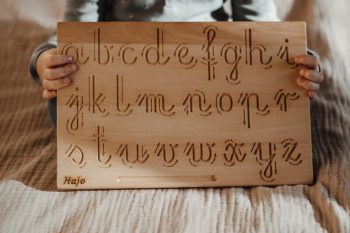 Drewniana tablica grafomotoryczna litery pisane małe