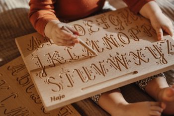 Drewniany alfabet pisany duże litery z strzałkami