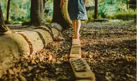 Dzieci podczas zabawy sensorycznej