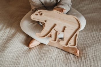 Drewniana wysypywanka niedźwiedź