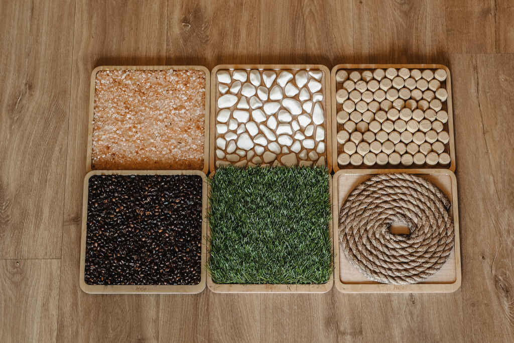 Naturalna ścieżka sensoryczna Montessori – drewniane panele do integracji sensorycznej dzieci