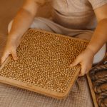 dziecko dotyka ścieżki sensorycznej Montessori