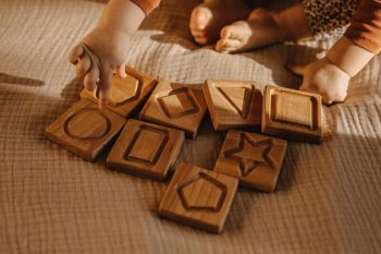 Drewniane stemple kształty żłobione