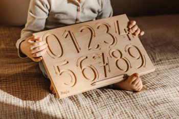 drewniane cyfry tablica 0-9 z strzałkami