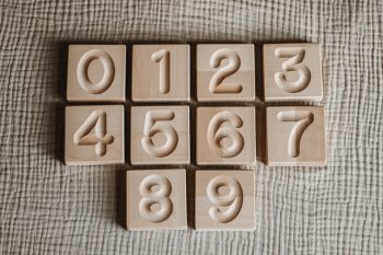 Zestaw drewnianych cyfr żłobionych