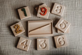 Sensoryczne Drewniane Cyfry Żłobione Montessori z tabliczką