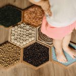 dziecko na ścieżce sensorycznej