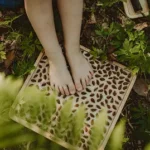 dziecko na ścieżce sensorycznej w lesie