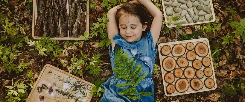 Dziecko wśród zabawek