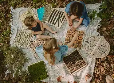 Dzieci podczas zabawy sensorycznej