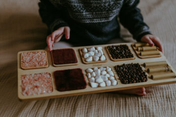dziecko bawi się memory sensoryczne drewniane firmy Hajo Kids