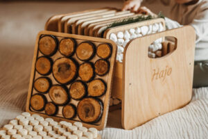 Drewniana skrzynia ze ścieżką sensoryczną „Wesołe Przedszkole” – zestaw paneli sensorycznych Hajo Kids