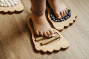 dziecko korzystające ze stóp sensorycznych na ścieżce sensorycznej